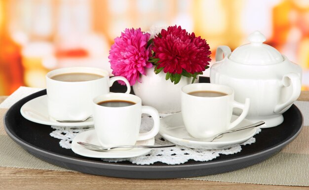 Tasses de café sur plateau sur table in cafe