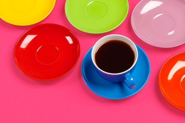 Tasses à café et soucoupes colorées