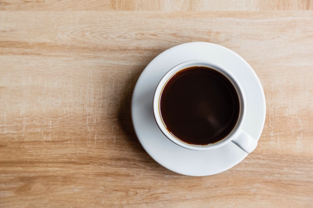 Tasses à café sur table en bois