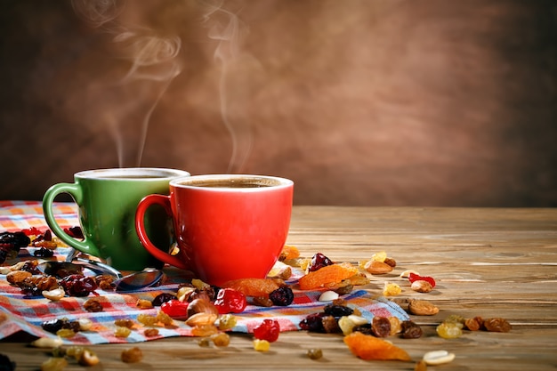 Tasses en céramique verte et rouge sur des planches en bois