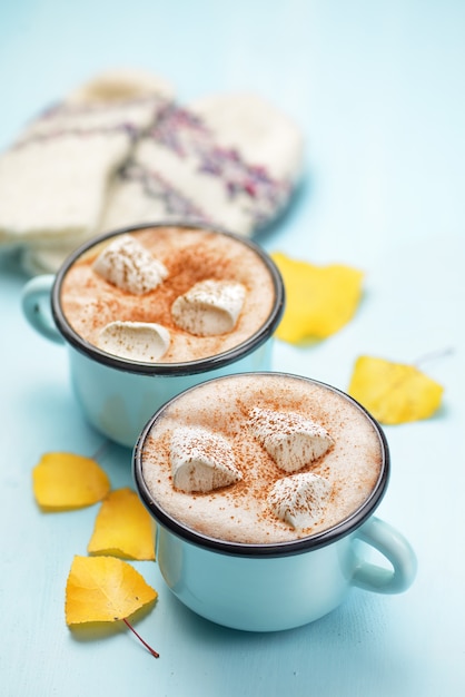 Tasses de chocolat chaud d'automne