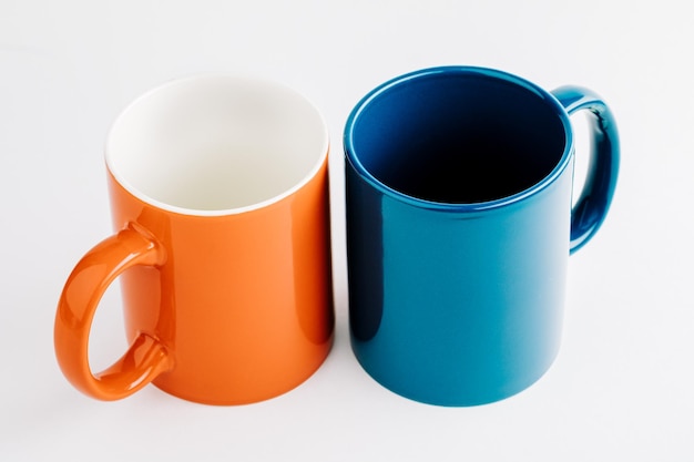 Tasses colorées sur fond blanc