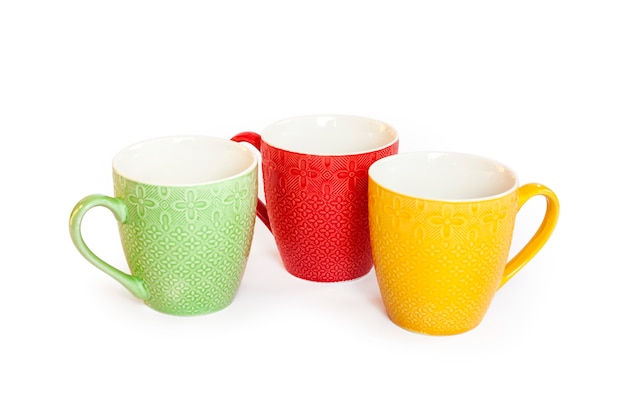 Tasses Colorées Isolés Sur Une Surface Blanche