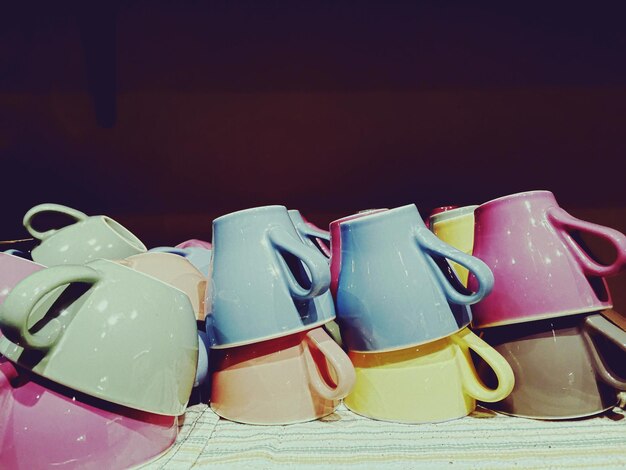 Photo des tasses colorées sur la table