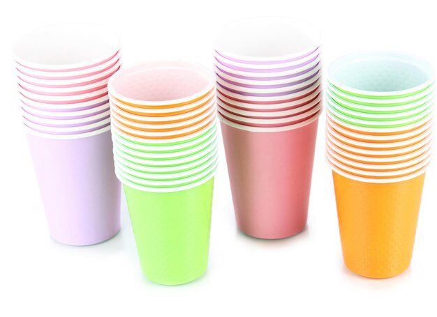 Photo tasses de différentes couleurs isolées sur blanc