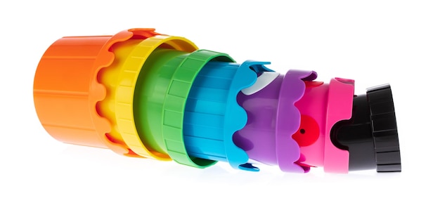 Tasses empilables colorées de jouet d'apprentissage pour enfant isolé sur fond blanc.