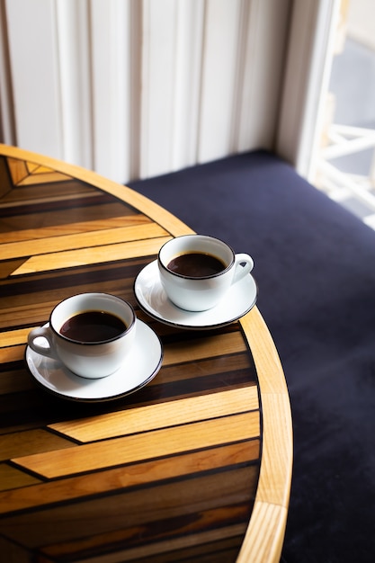 Tasses d'expresso sur table en bois