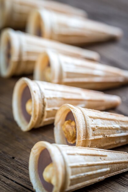 Tasses de gaufres croustillantes au chocolat et aux noisettes