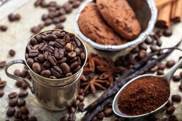 Tasses avec des grains de café