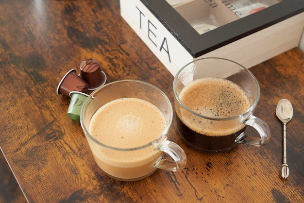 Tasses de latte et café noir avec capsules Nespresso