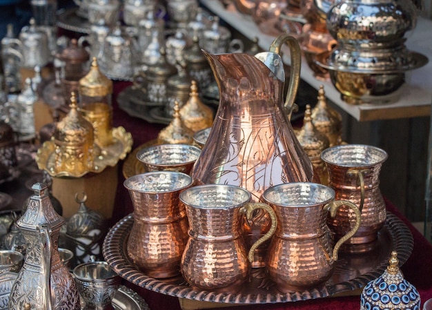Des tasses en métal faites dans l'ancien style ottoman