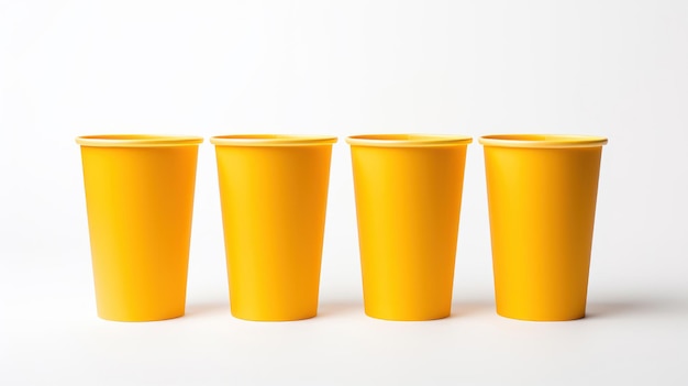 Des tasses en papier en jaune présentées sur une surface blanche