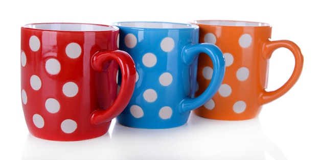 Tasses à pois de couleur sur blanc