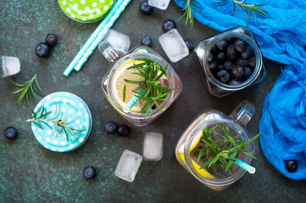 Tasses En Pot Mason Avec Boisson Rafraîchissante Maison Aux Bleuets Et Au Romarin