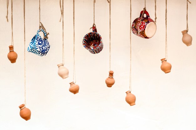 Photo tasses et pots en argile accrochés aux cordes, la conception et l'intérieur du restaurant pour un café-bar, une façon créative de placer des articles à vendre