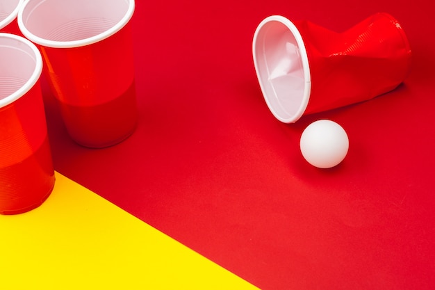 Tasses pour le jeu Beer Pong sur la table