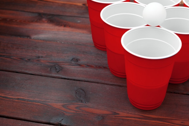 Tasses pour le jeu Beer Pong sur la table