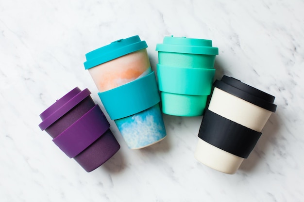 Tasses réutilisables en bambou pour le café ou le thé à emporter, différentes tailles et couleurs vue de dessus