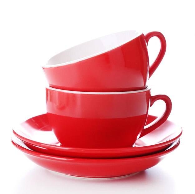 Tasses rouges isolés sur blanc