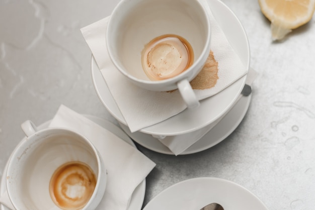 Tasses sales avec des taches de café et de thé sur une table en métal dans la cuisine au bureau