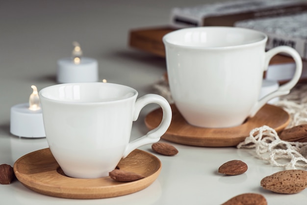 Tasses à thé au café blanc et composition de noix d'amande