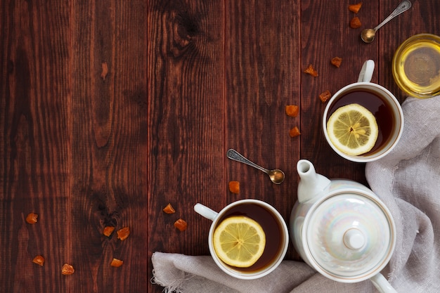 Tasses de thé au citron, miel et une théière