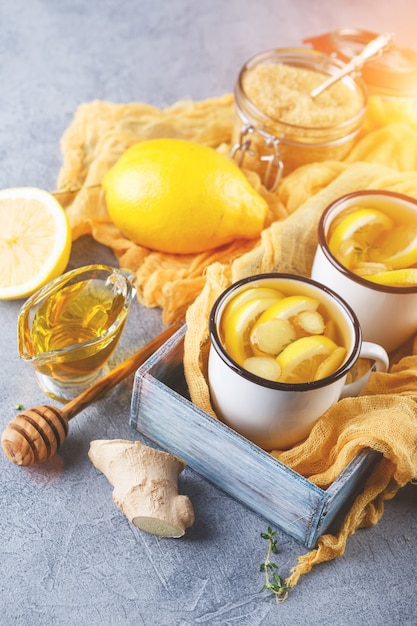 Tasses de thé au gingembre avec du miel et du citron