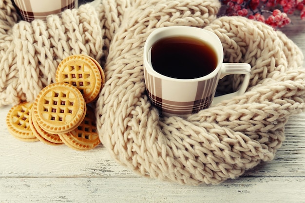 Tasses de thé avec des cookies sur table close-up