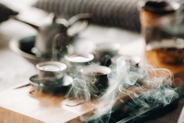 Tasses à thé coulé avant la cérémonie du thé avec de l'encens