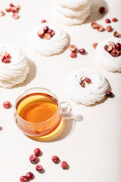 Tasses à thé servies avec un gâteau pavlova sur la table