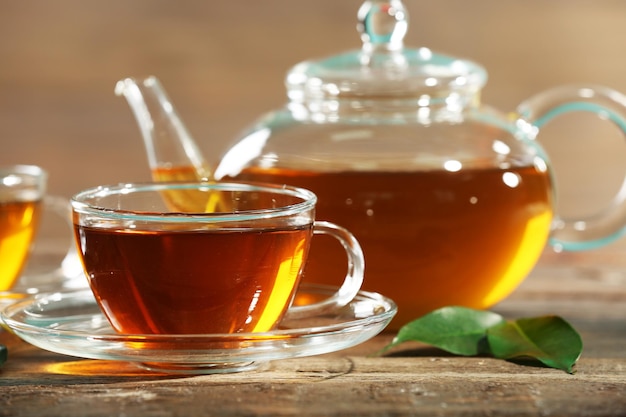 Tasses de thé vert sur table sur fond de bois