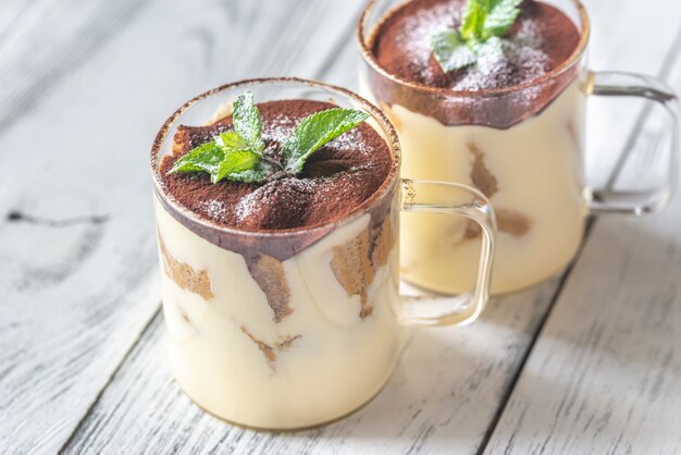 Tasses en verre de tiramisu