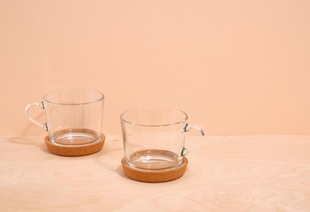 Photo des tasses de verre vides avec des supports sur la table boissons chaudes pour le déjeuner copier l'espace pour le texte