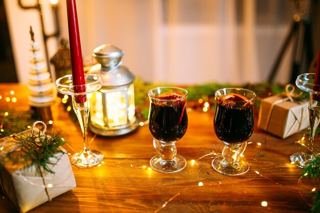 Tasses de vin brillant sur la table décorée avec des bougies