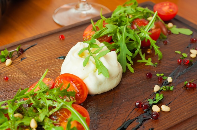 Tasty caprese avec ricotta et tomates fraîches