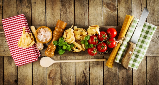 Tasty Colorful Fresh Italian Food Concept avec divers pâtes Spaghetti, Basilic frais, Tomates, Épices. Concept de cuisine. Lieu pour le texte.