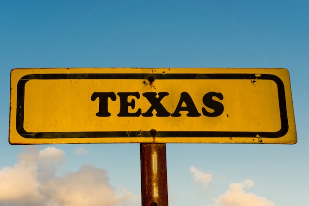 État du Texas sur le vieux panneau jaune avec un ciel bleu