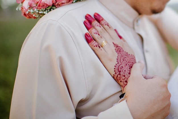 Tatouage au henné sur la main de la mariée.