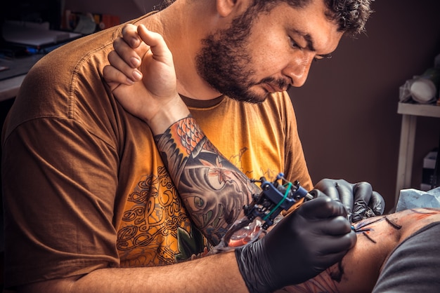 Un tatoueur fait des photos de tatouage dans un salon