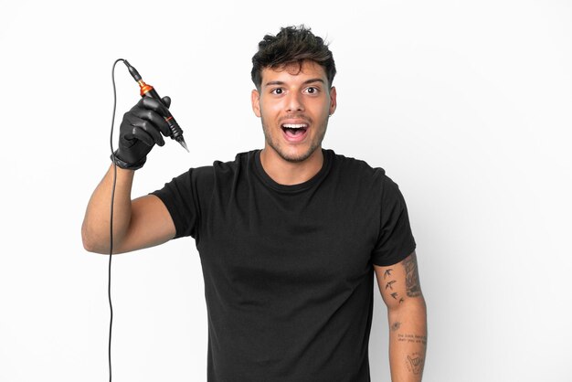 Tatoueur homme caucasien isolé sur fond blanc avec une expression faciale surprise