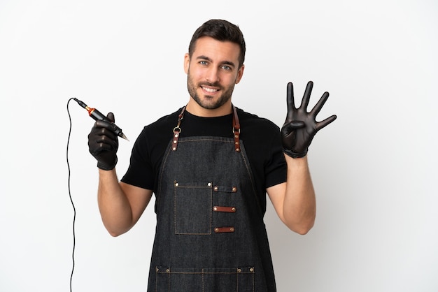 Tatoueur homme isolé sur fond blanc heureux et comptant quatre avec les doigts