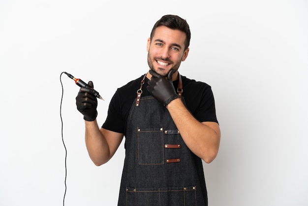 Tatoueur homme isolé sur fond blanc heureux et souriant