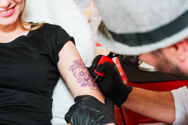 Un tatoueur professionnel fait un tatouage