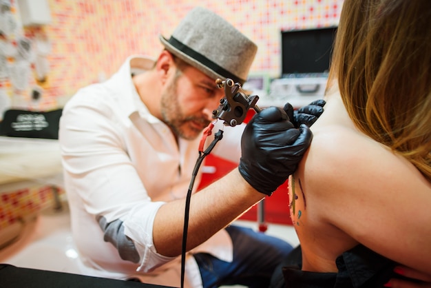 Un tatoueur professionnel fait un tatouage