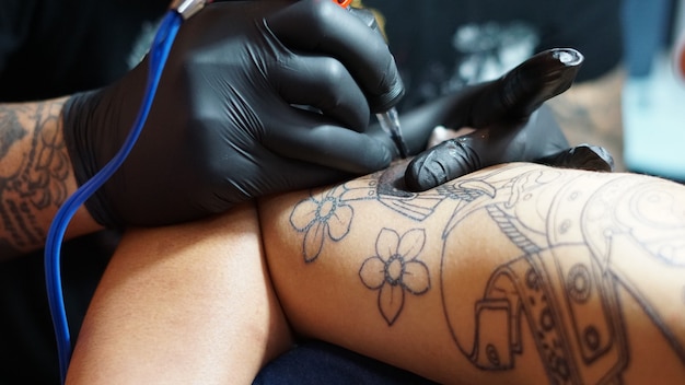 Photo tatoueur professionnel fait un tatouage