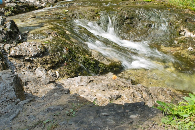 Tatras Vue sur la cascade de la rivière de montagne dans les montagnes