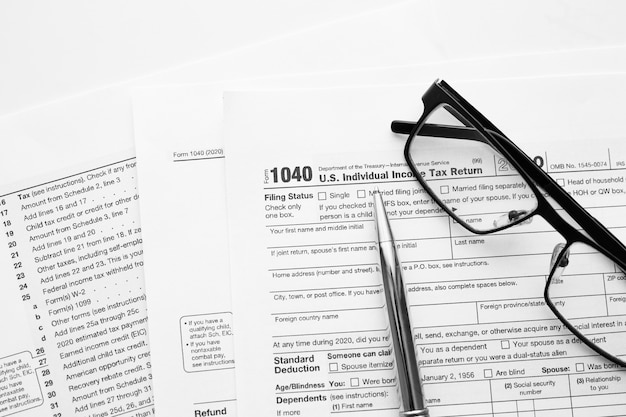 États-Unis américain IRS Internal Revenue Service de déclaration d'impôt sur le revenu formulaire 1040 pour la préparation de rapports de revenus avec des documents financiers