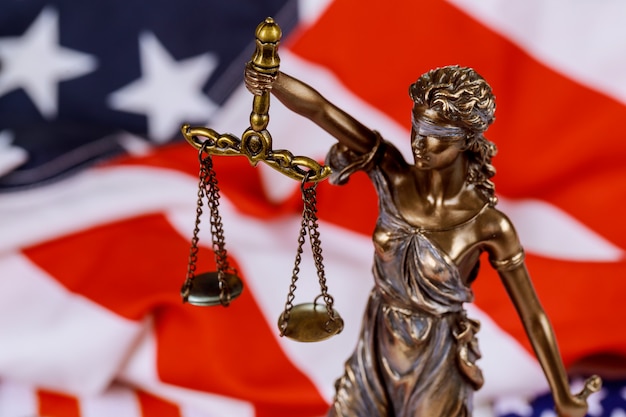 États-Unis d'Amérique, statue de Lady Justice avec drapeau USA