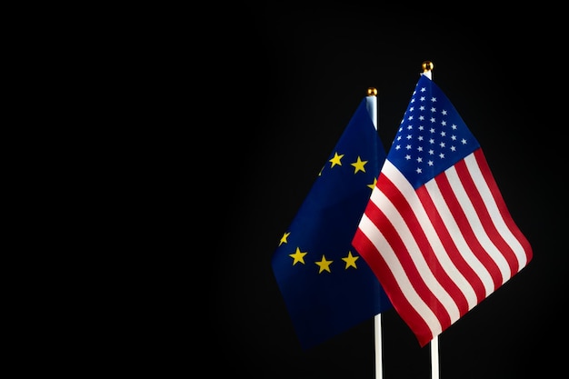 États-Unis et Europe Drapeau de l'UE Conflit crise mondiale et concept de guerre Pression des sanctions en politique Photo d'arrière-plan noir