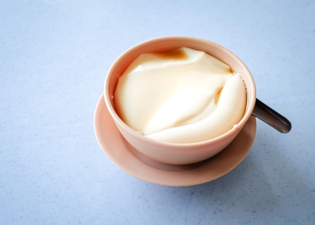 Tau foo fah pudding de soja dans un bol sur une table